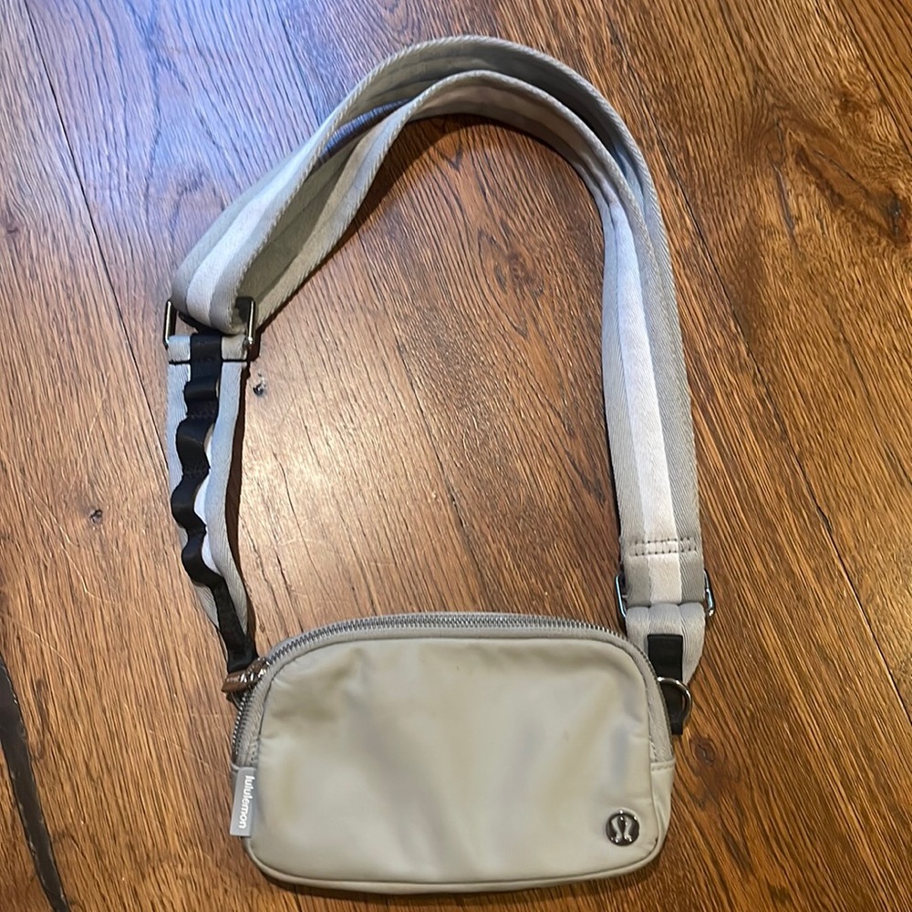 Lululemon crossbody bag 7.5 x 5 inches